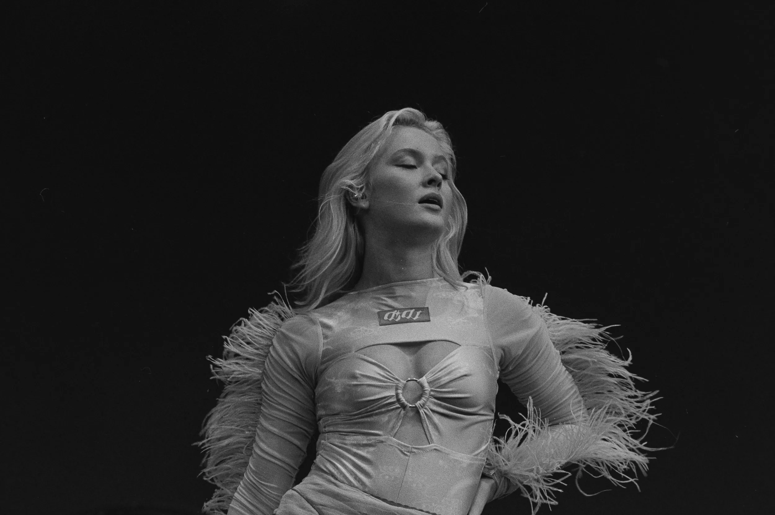 Zara Larsson uppträder under akut stödgala