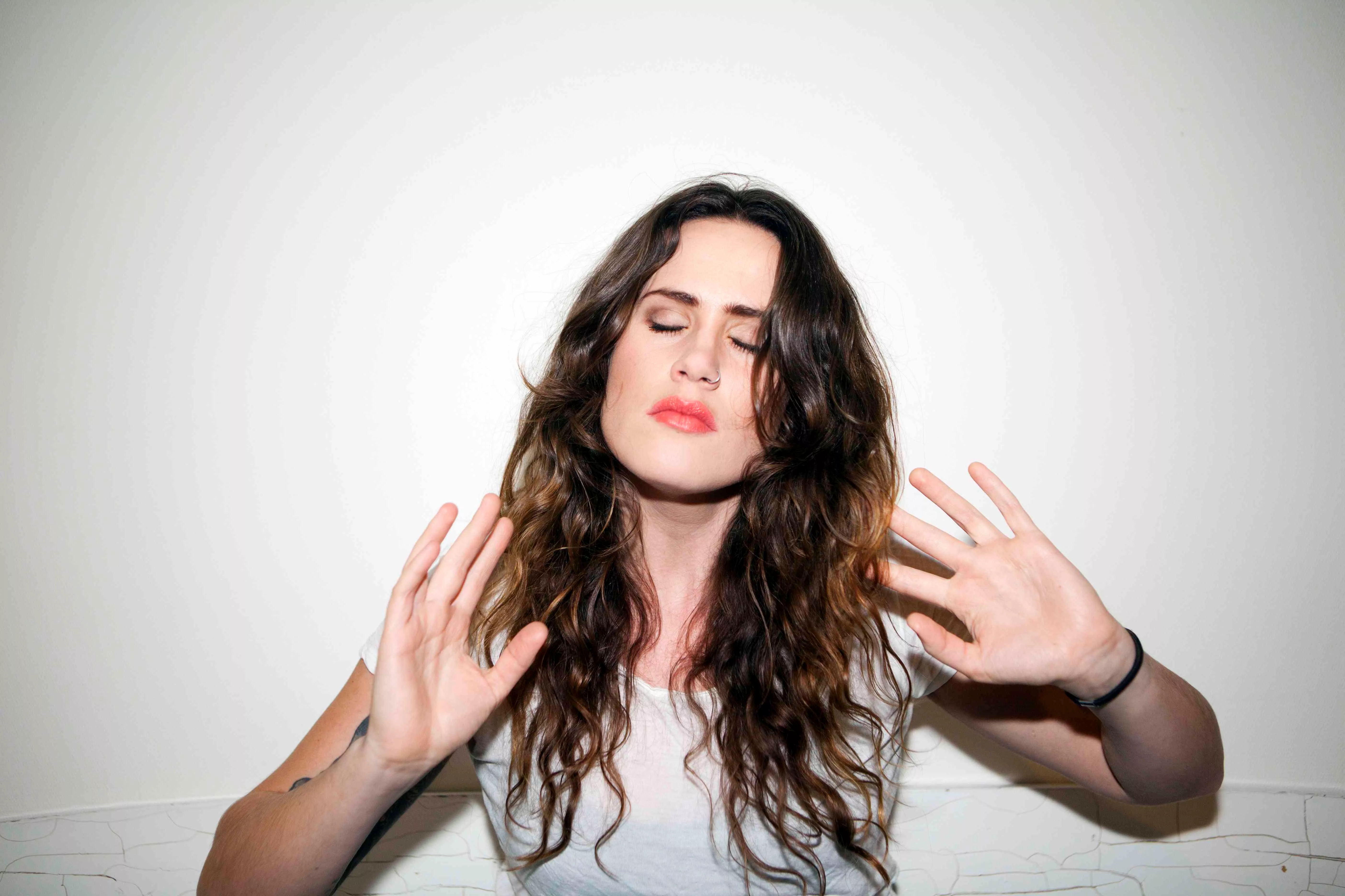 LÅTPREMIÄR: Lovisa från Tiger Bell möter poppen med Hundmänniska