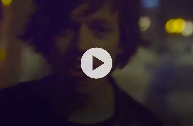 Se Carl Emil vandre rundt i København i ny Ulige Numre-video