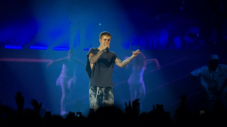 Bieber anser sig inte vara gift – trots vigsel 