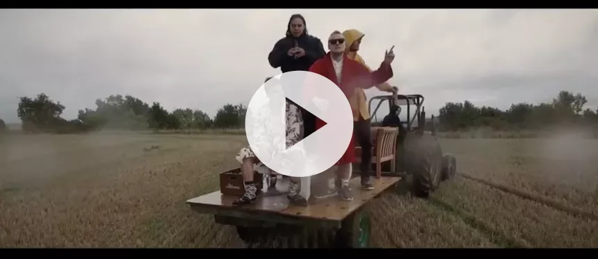 Videopremiere: Dancehall-gruppen Holmen Hustlers viser udkantslivet fra et traktorlad