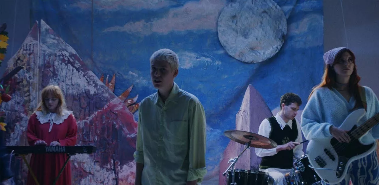 VIDEO: Porridge Radio opfører et ængsteligt tilfælde som en gymnasiemusical