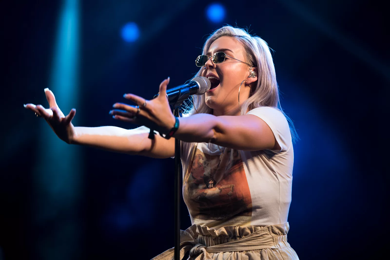 Popstjerneskuddet Anne-Marie kommer til Danmark