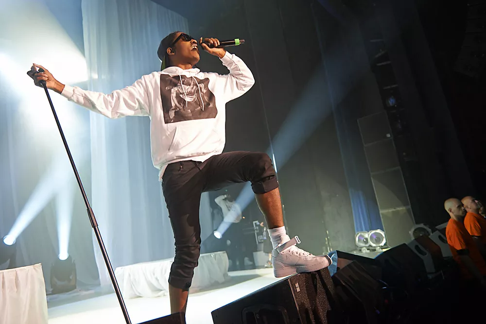 ”Skuttar ut på scen med armen i gips och en krycka som stöd”