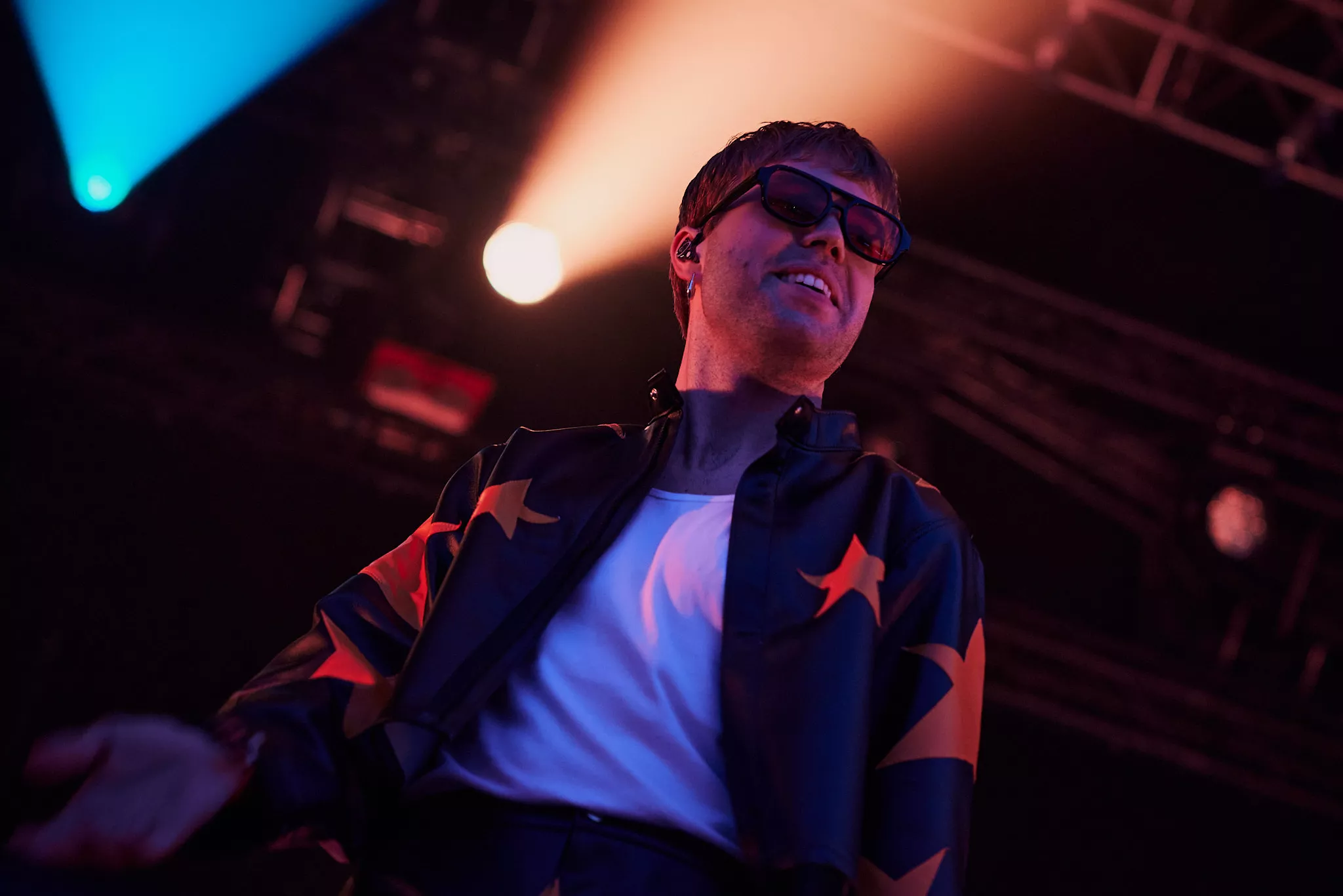 Norsk popstjerne brillerer med skarpe dansemoves og stærke sange