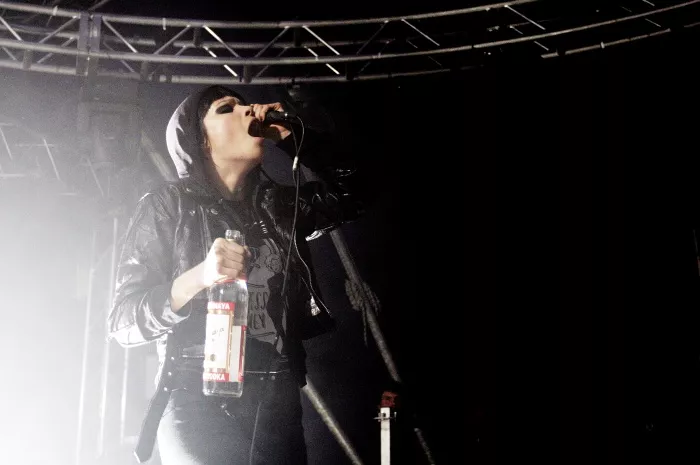 Crystal Castles i slagsmål med fan