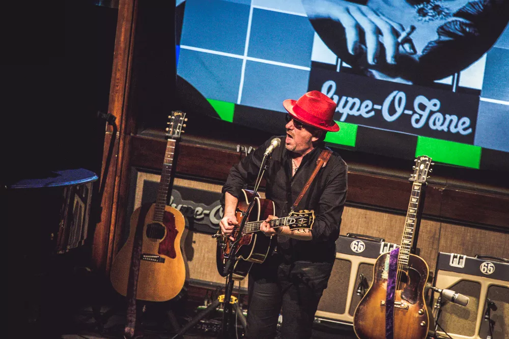 Ikonen intar unik svensk scen