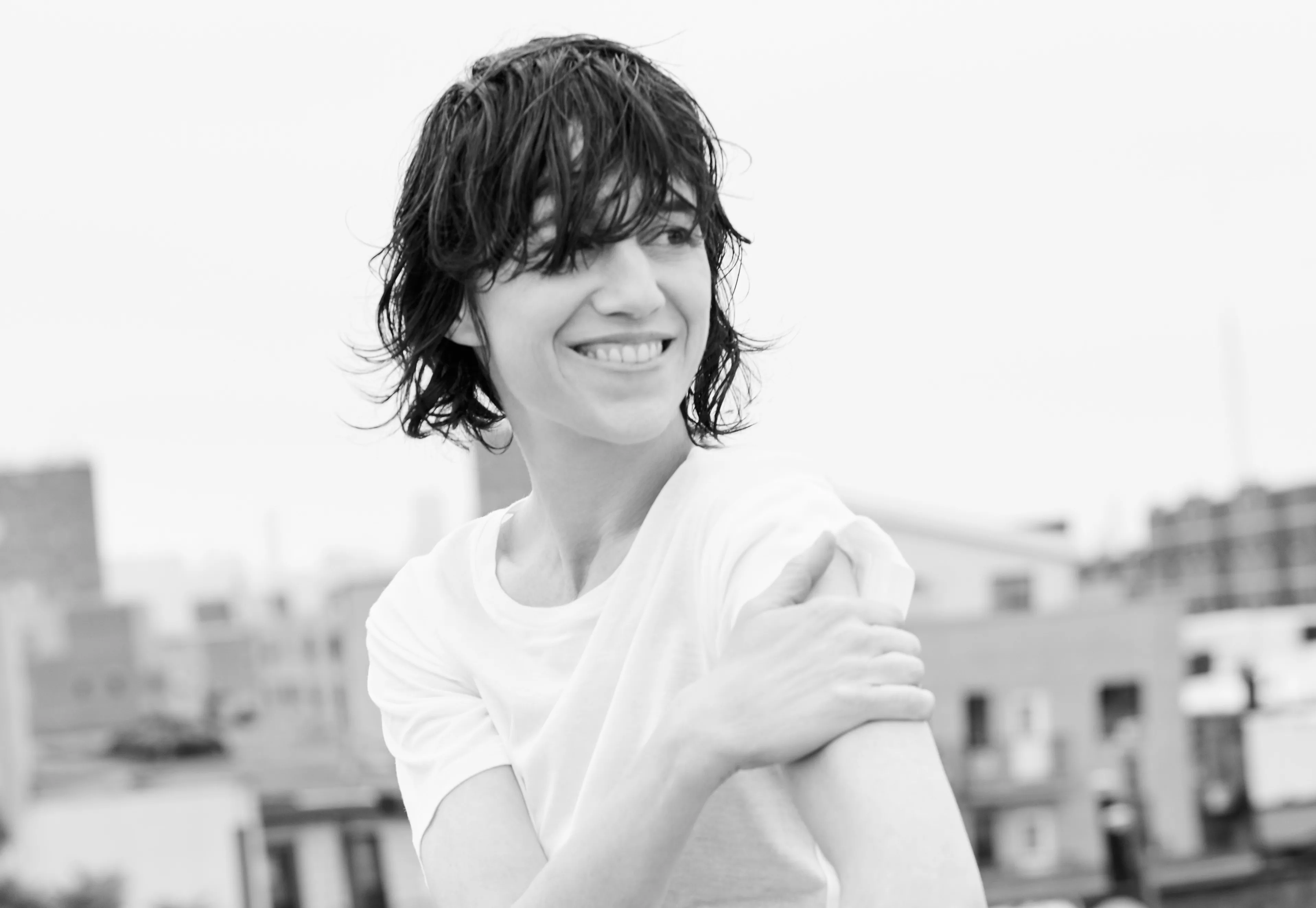 Charlotte Gainsbourg flørter med Dev Hynes i sin nye musikkvideo