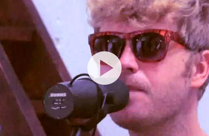 Se Christian Hjelm fremføre ny sang