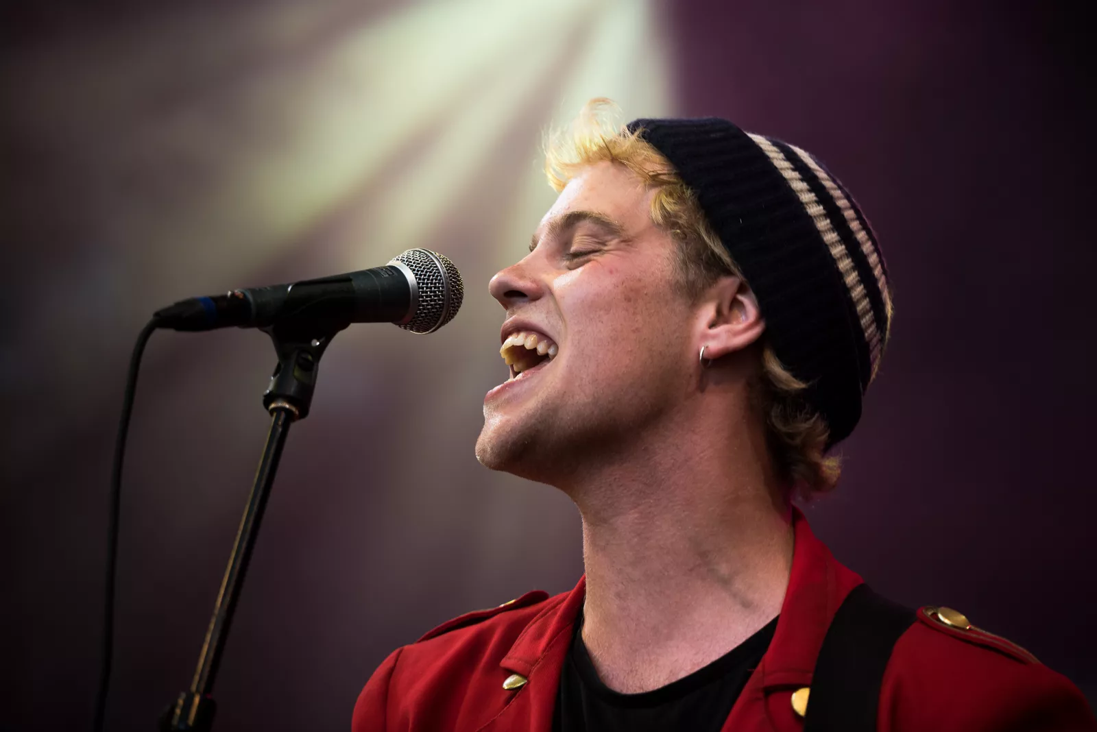 Hjalmer charmerer Smukfest med klassiske popfraseringer om flygtig kærlighed