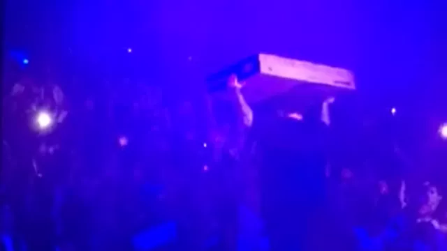 Vad är det rapparen kastar ut i publiken?