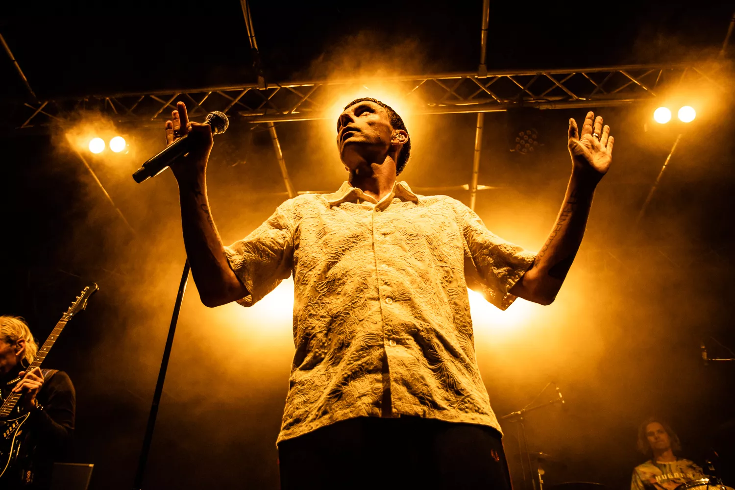 Våde øjne i bedste sendetid: Simon Kvamm smider skjoldet