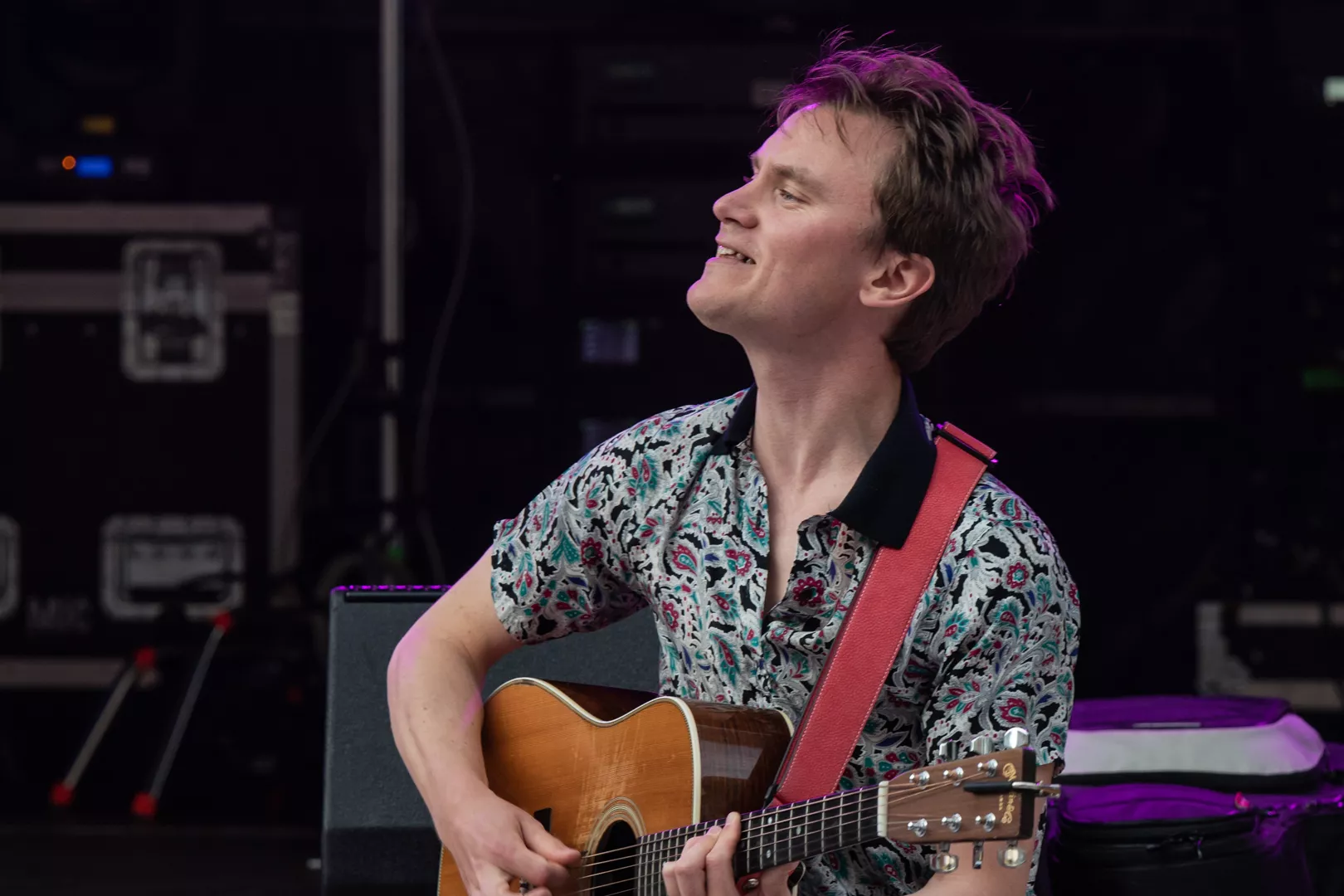 Dandy-troubadour går au naturel i kærlighedens ærinde