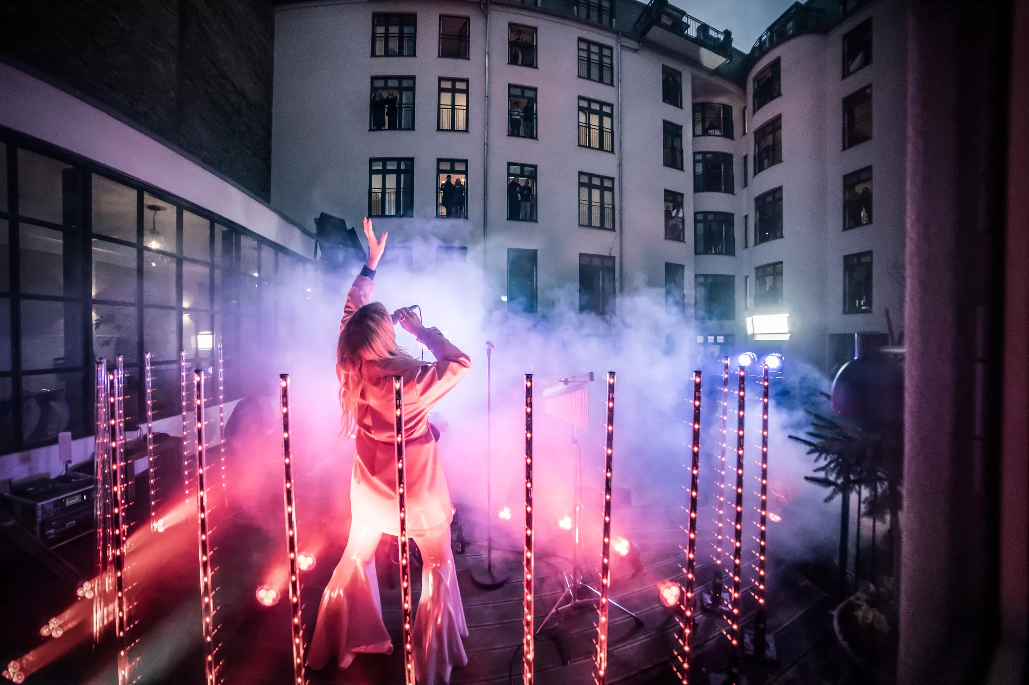 REPORTAGE: Skal 20’ernes koncerter opleves fra en hotelseng?