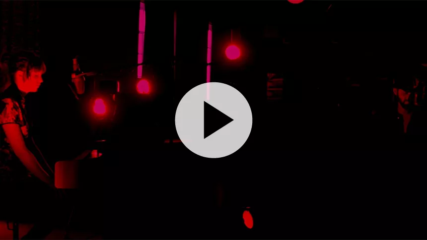 Se turnéaktuelle Lydmor og Bon Homme i inderlig, akustisk livesession 