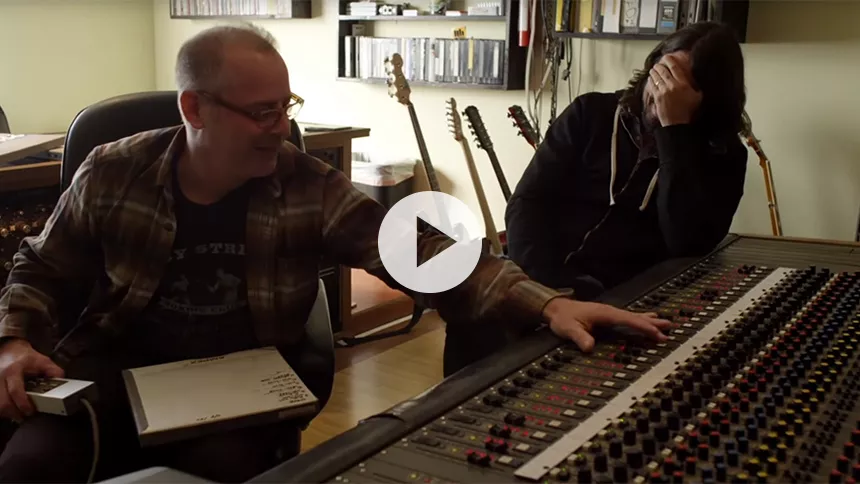 Video: Se Dave Grohl høre og kommentere gamle Foo Fighters-demoer