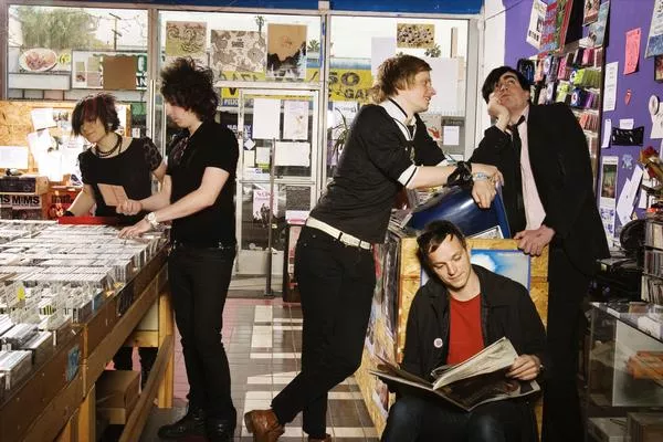 Art Brut arbejder igen med Frank Black