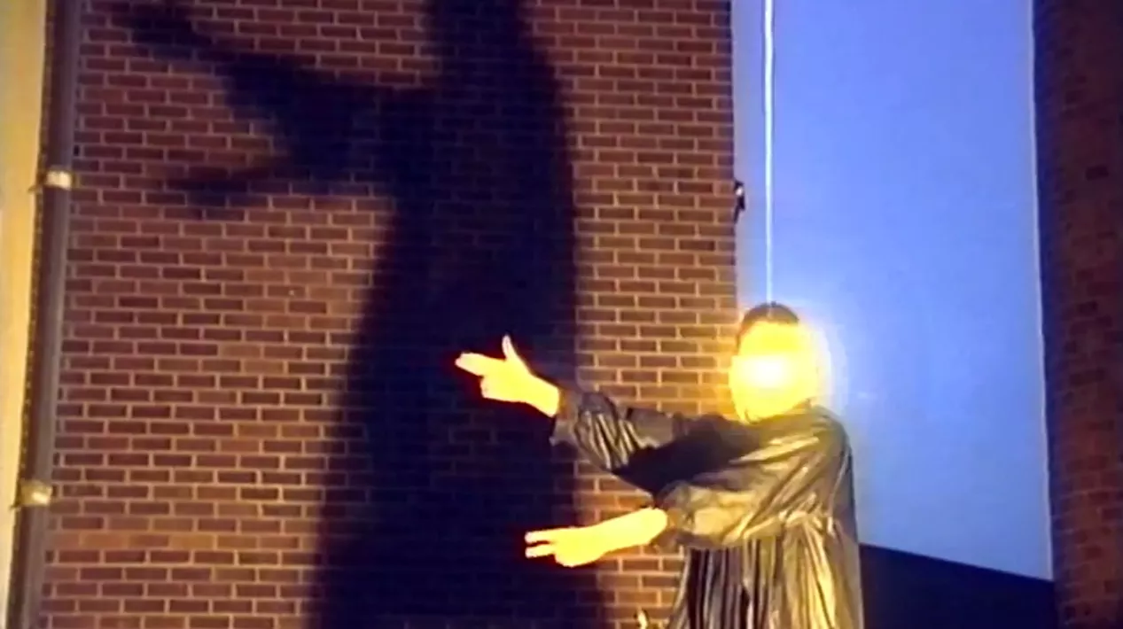 Cowboys och sirener i Jenny Wilsons nya video