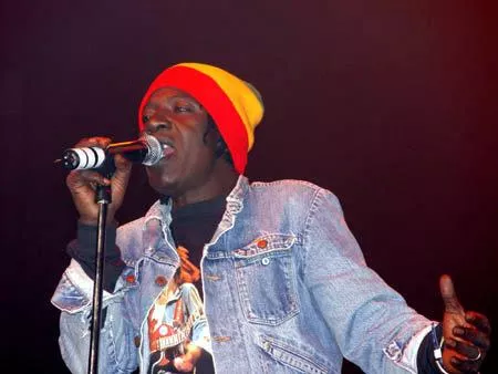 Alpha Blondy aflyser koncert