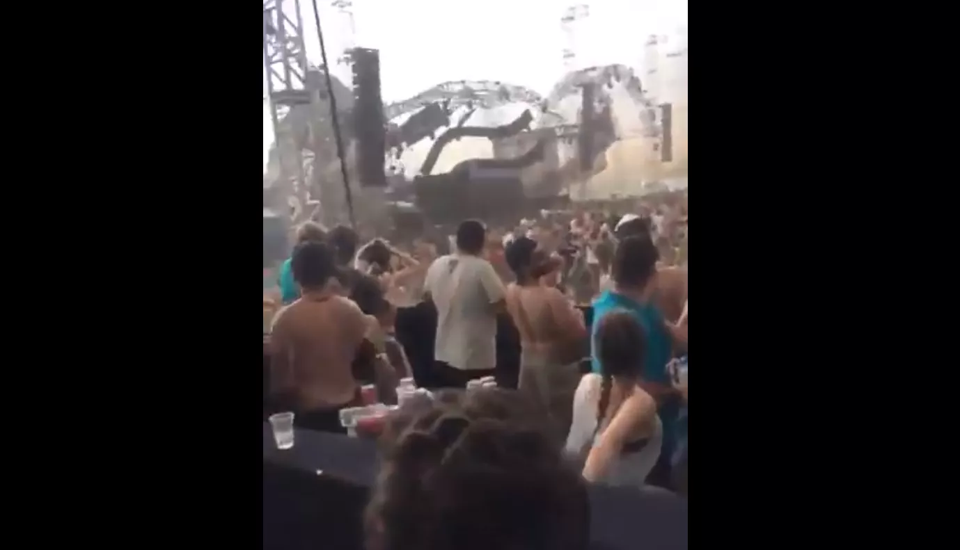 Här dör artisten i en scenkollaps