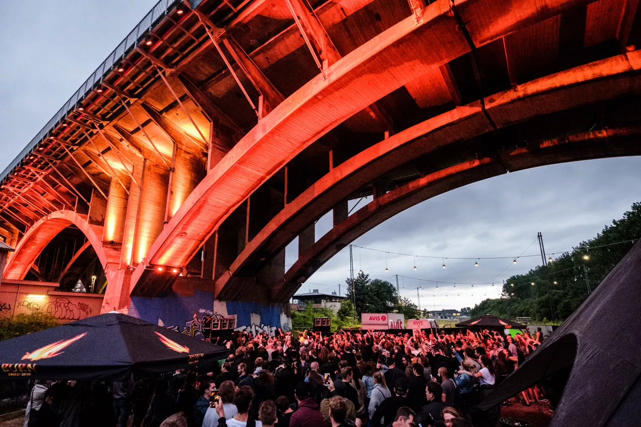 Bas Under Buen rammer Aarhus: Rå musik kræver rå rammer