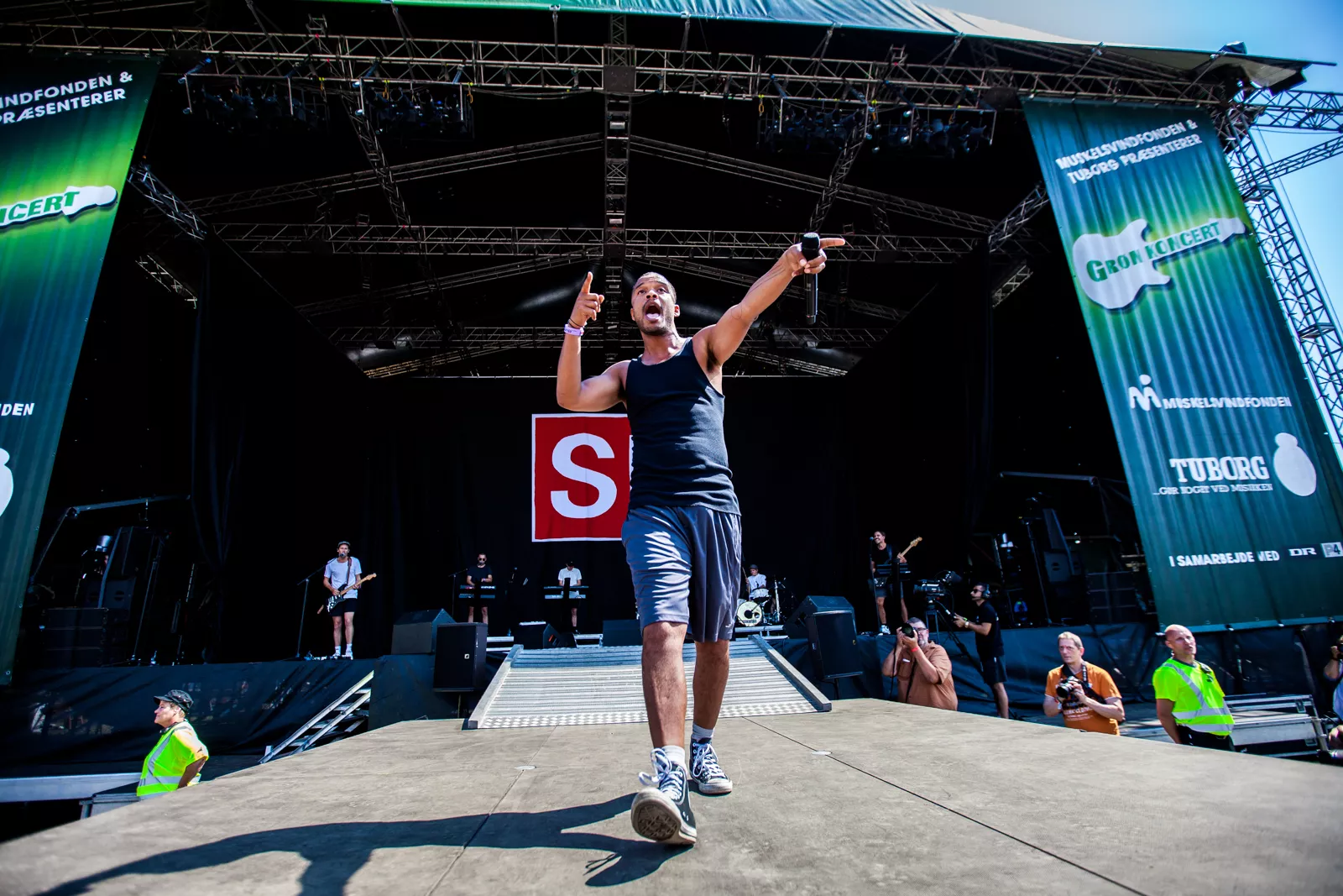 Krudtuglen, der skråler om kap med solens stråler 