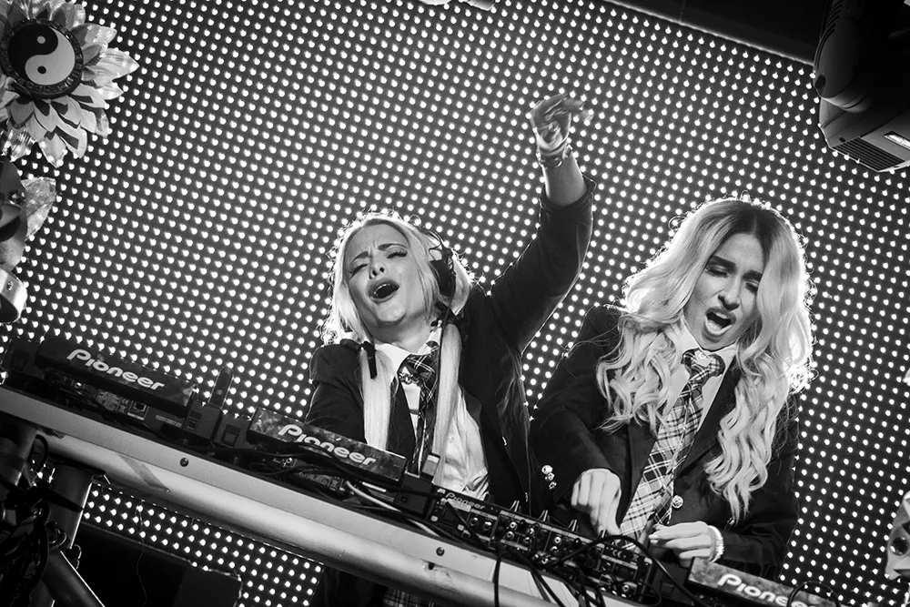 Rebecca & Fiona-Fiona släpper musik – med sin pappa