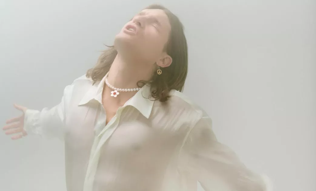 ANMELDELSE: Dansksproget debut, der lover langt mere, end materialet kan indfri 