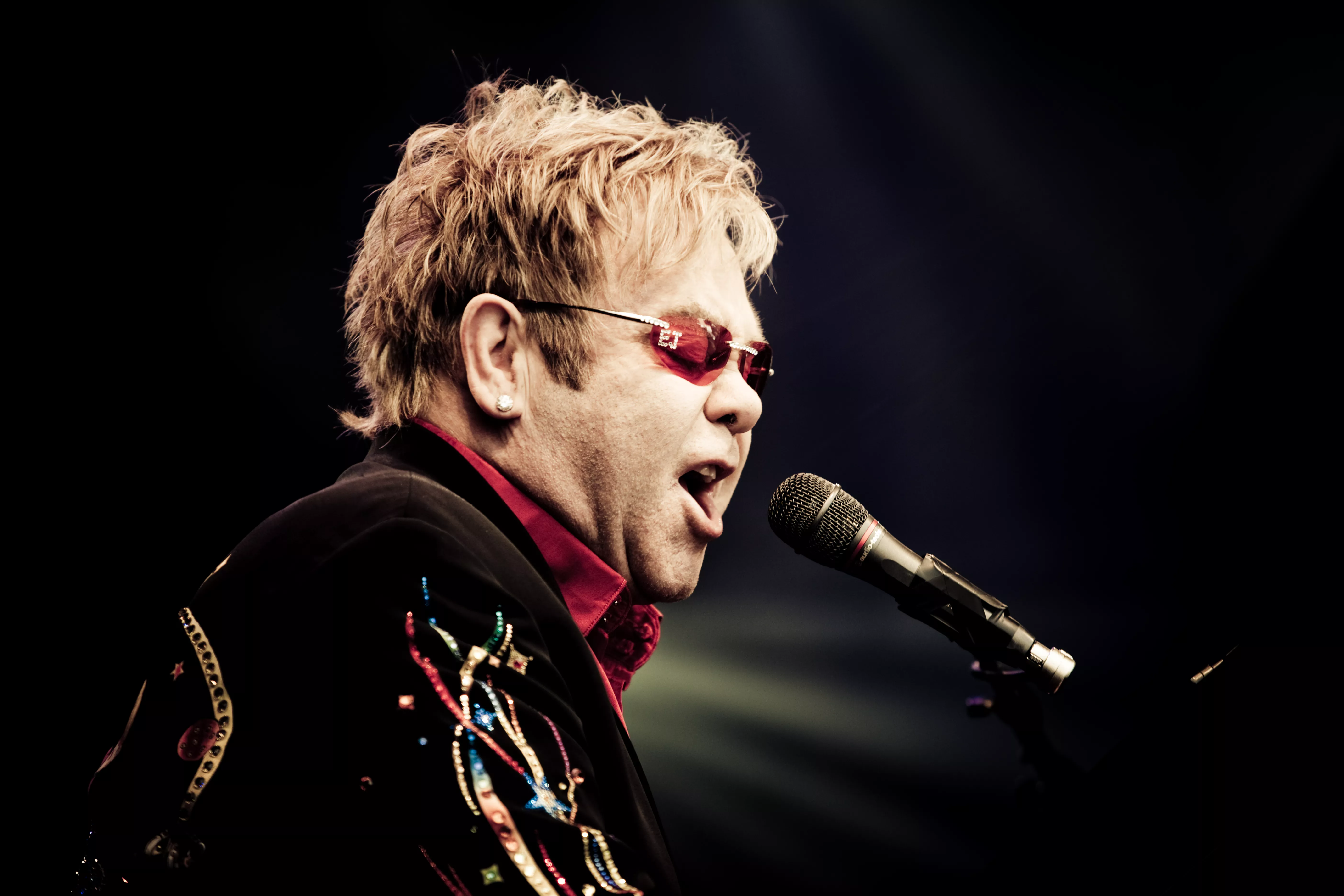 Elton John slipper nytt