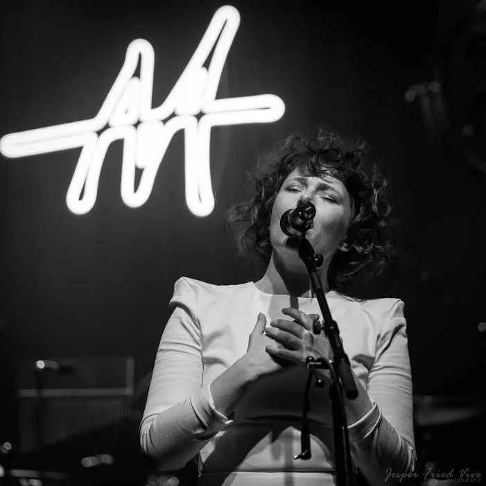 Danmarks whimsical darling overvinder Covid-19-frygt og kærestesorger