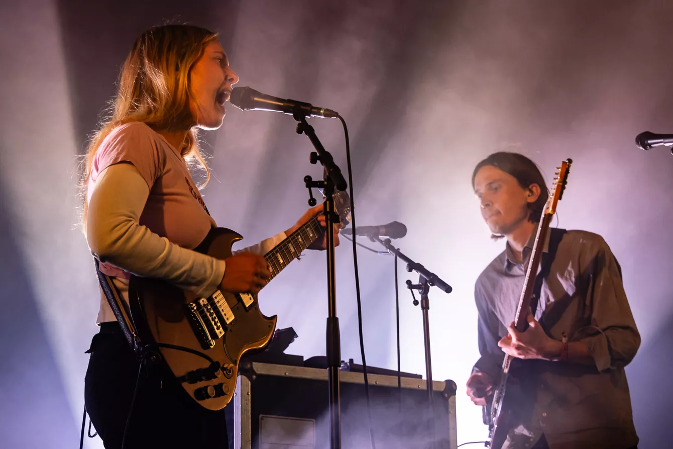 Støjende charme, teknisk knas