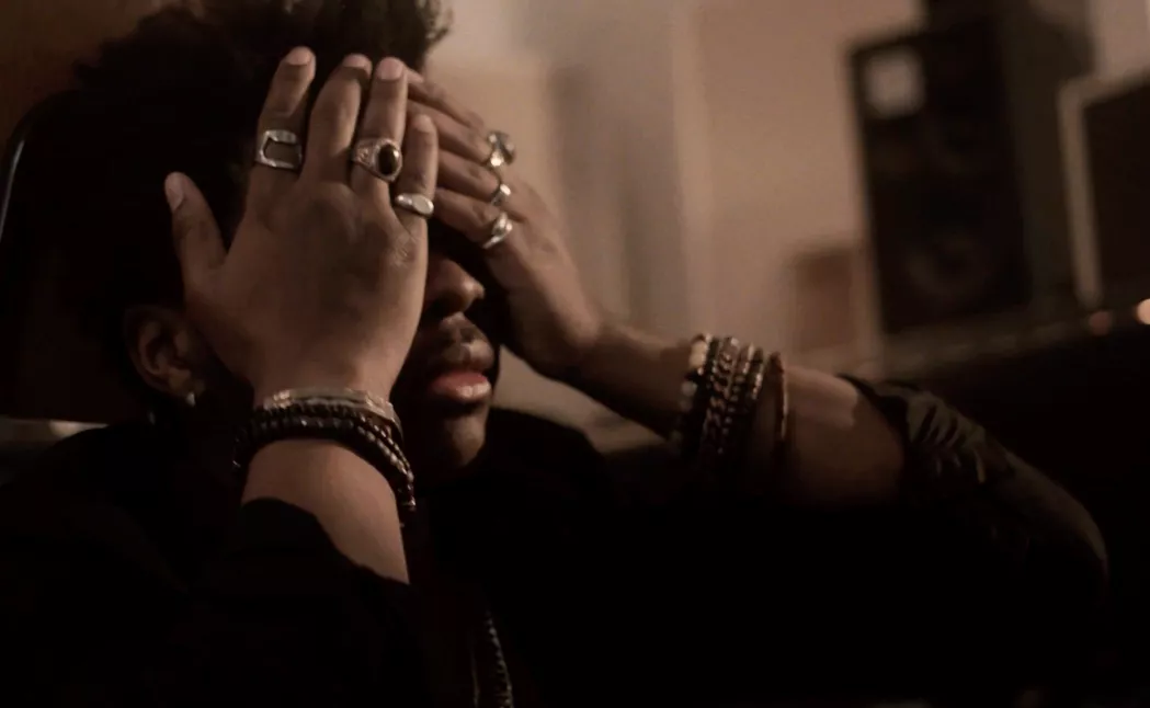 VIDEOPREMIERE: Dansk r&b-stortalent går all in på hjerte/smerte