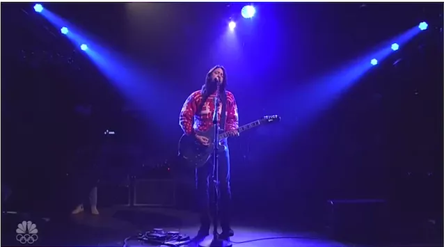 Se Foo Fighters udda livemedley