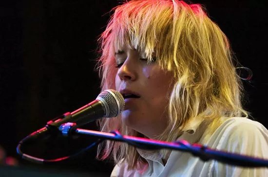 Frida Hyvönen tidigarelägger albumsläpp