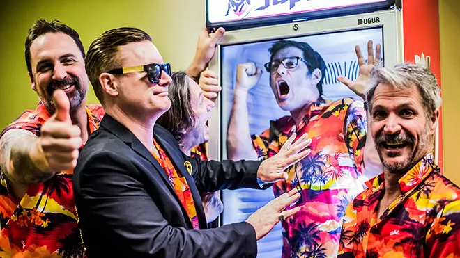 Punksupergrupp till Sverige