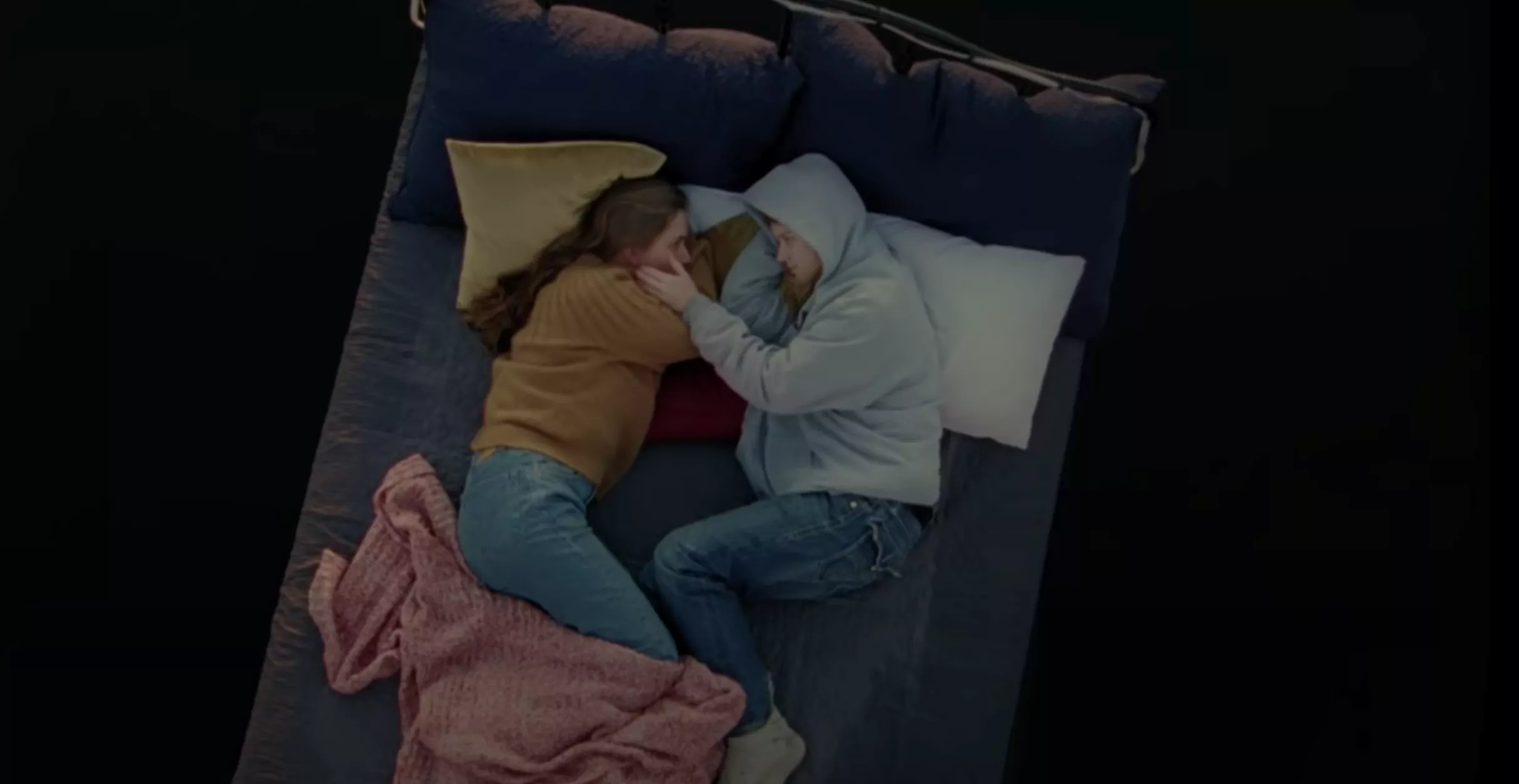 SMUK JULEVIDEO: girl in red synger "Two Queens in a King Sized Bed"