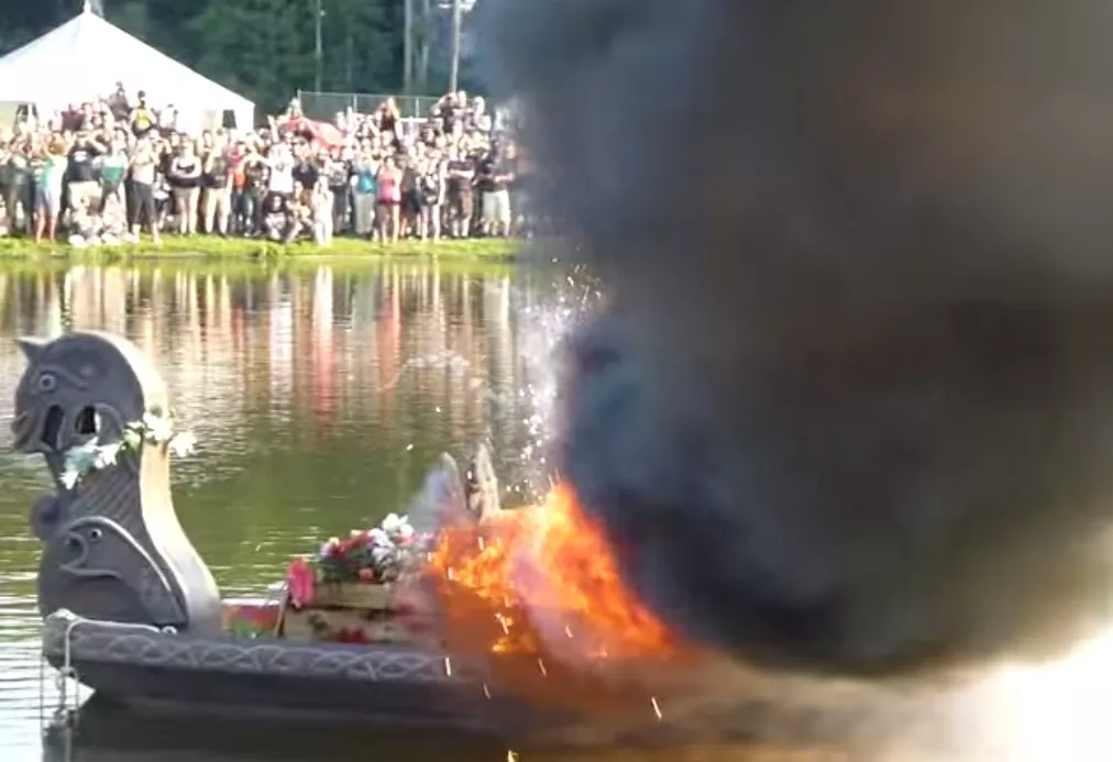 Se när rockmonstret fick sin brinnande begravning