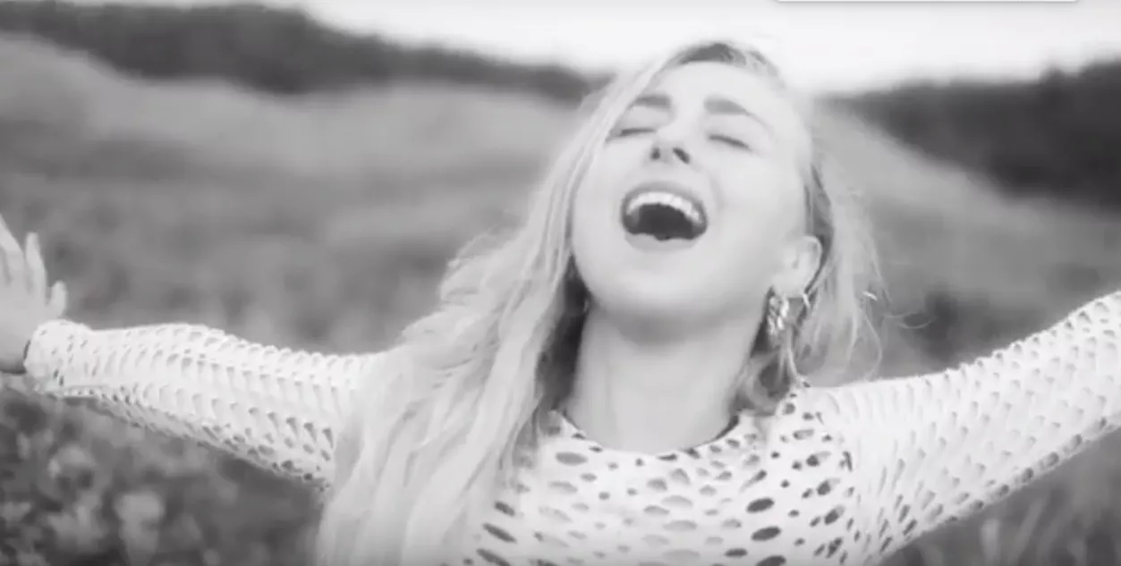 Vild vokal og video: Dansk sangerinde sætter Mariah Carey til vægs