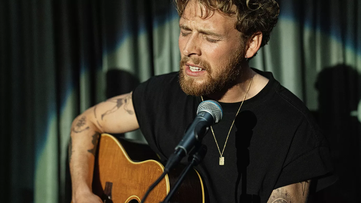 FILMANMELDELSE: Christopher gør det godt i klichéfyldt lillebror til "A Star is Born"