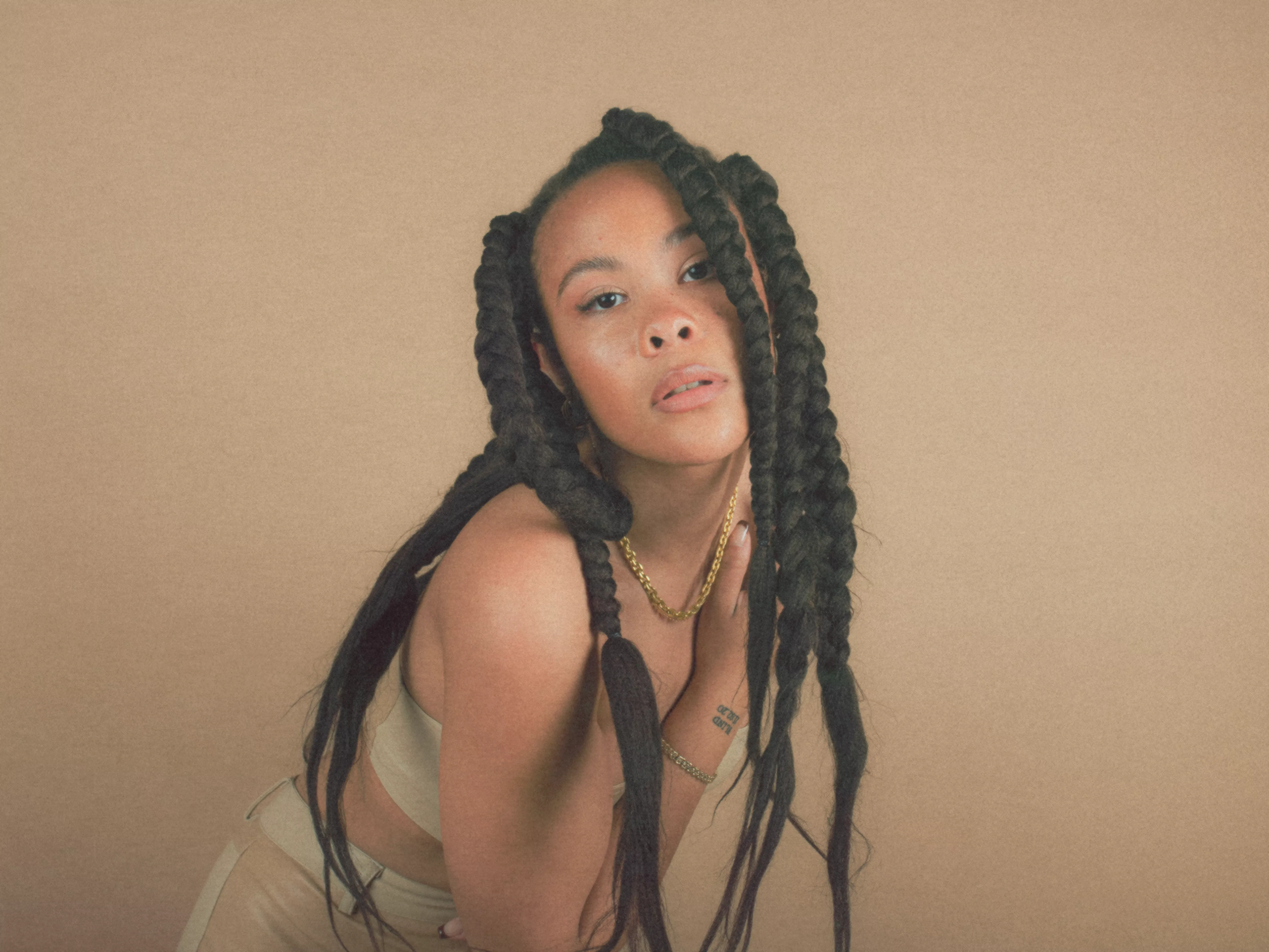 BATHSHEBA-INTERVIEW: Med lyden af 2021 bearbejder hun ømme barndomsminder 