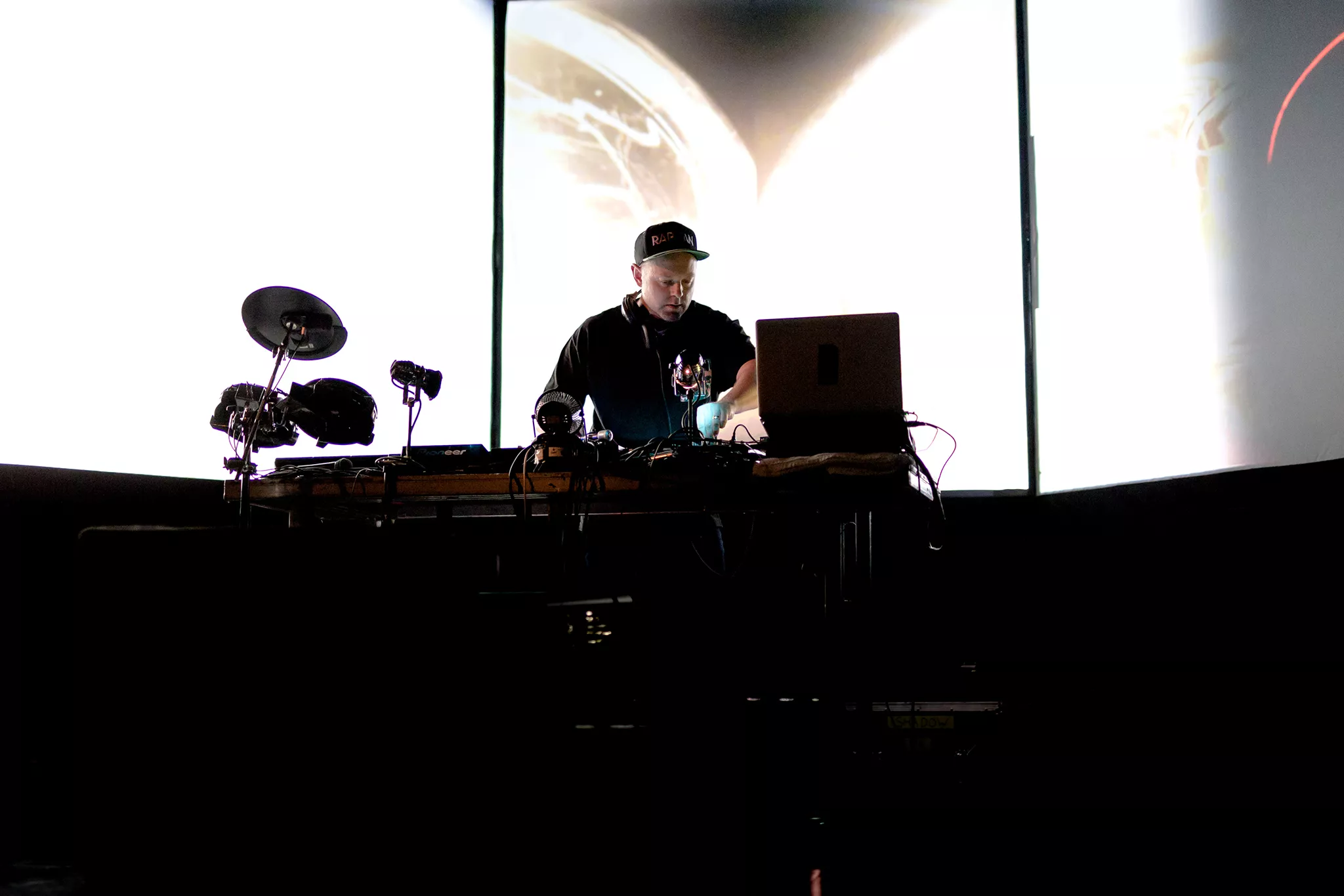 Vände upp och ner på danscenen – nu gör han Sverige