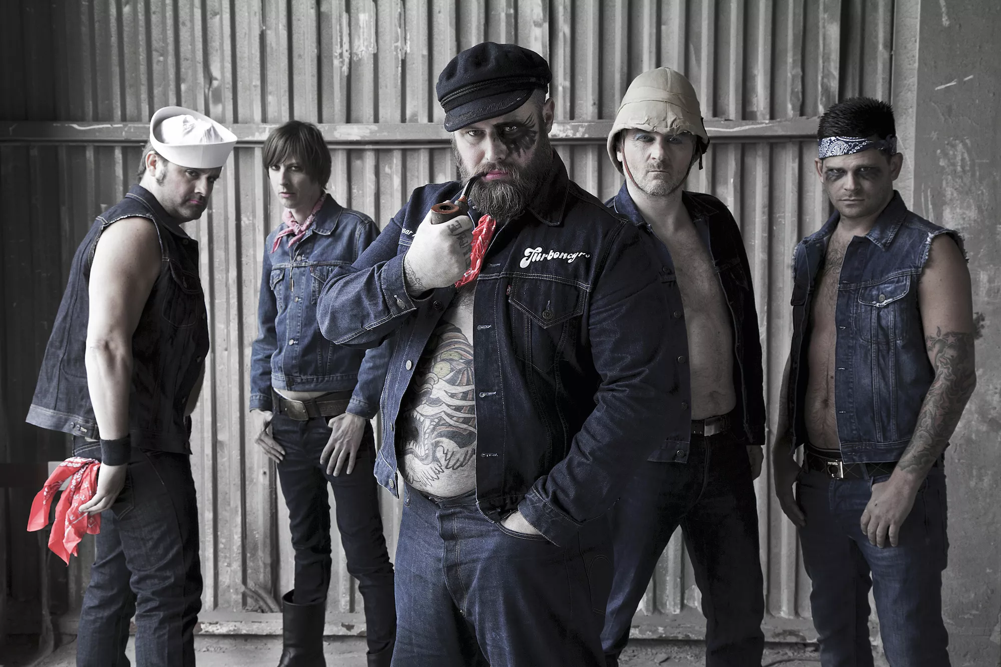 Turbonegro-sjefen sjekker inn på «Paradise Hotel»