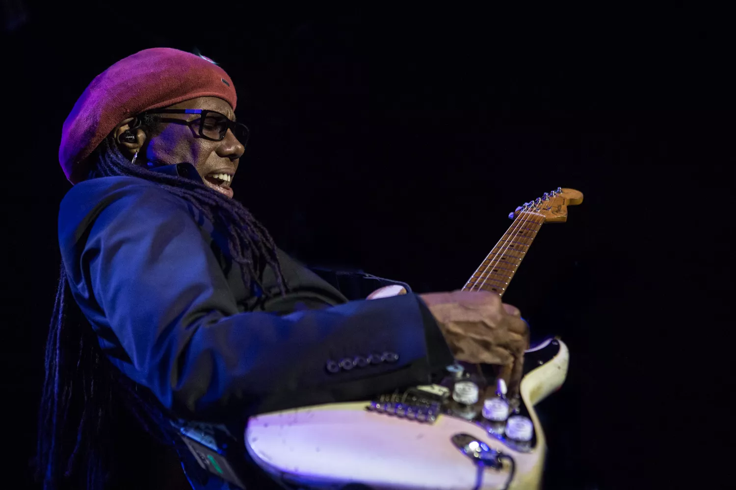 Blodige billeder: Chic-legende brækker næsen