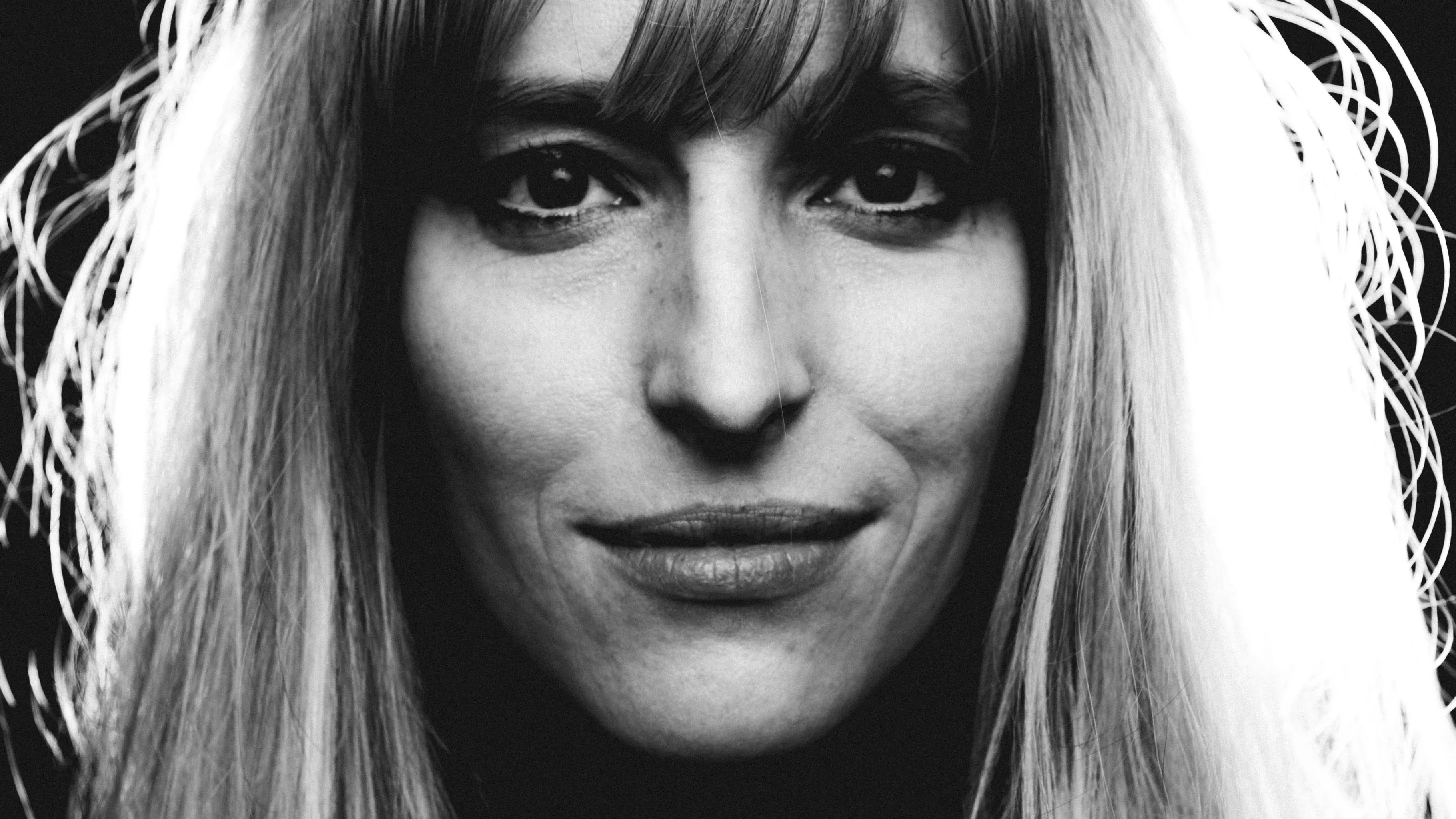 EKSKLUSIVT: Carmen Villain - Quietly