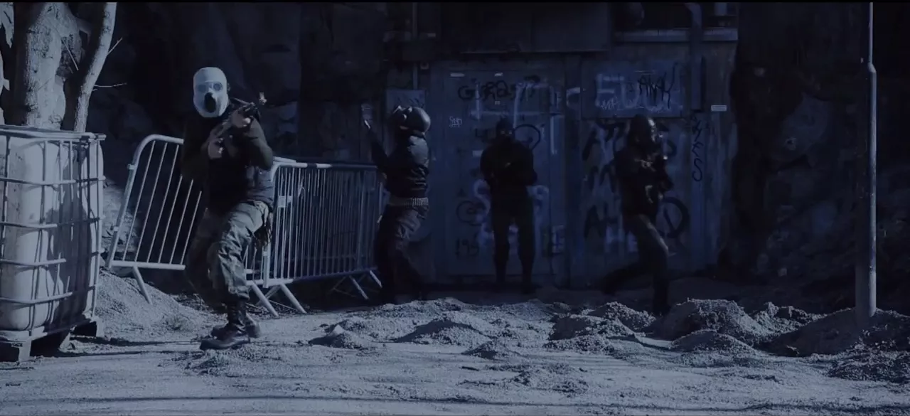 Polis stormade inspelning – se videon här