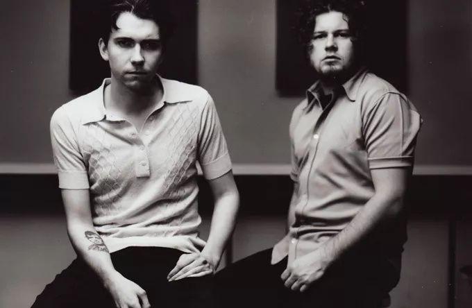 Psyched Up Janis-Jakob tager på bustur i det danske – sælger lp'er undervejs