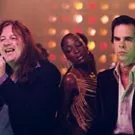 Se Nick Cave og letpåklædte damer i ny video