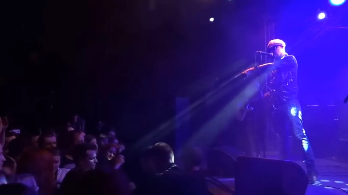 Kvinna ofredas i publiken – svenske artisten lackar ur: "I will fucking smash you up ..."