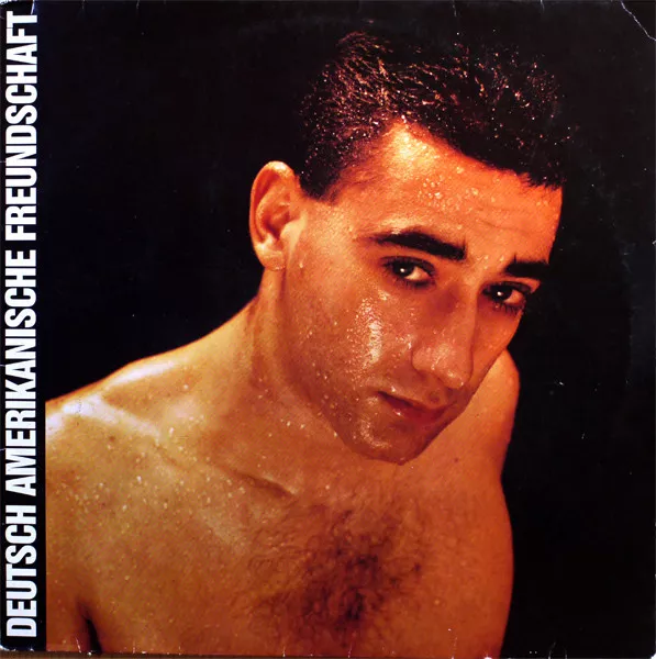 "Omslaget ser exakt ut som musiken låter: svettig, störig och kåt"