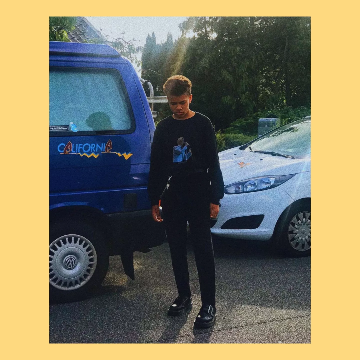 ANMELDELSE: Sprød stemme danser med TikTok-beats